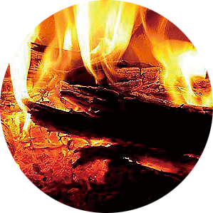 薪を燃やしている写真